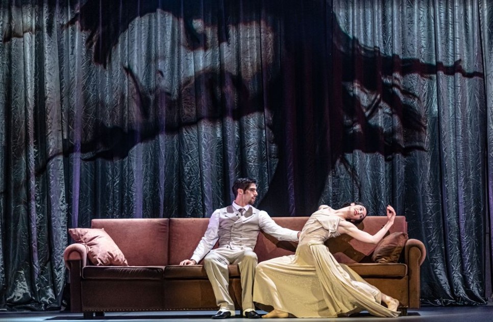 A táncosok mozdulataikkal, gesztusaikkal és jelenlétükkel idézik meg Chanel különböző arcait.