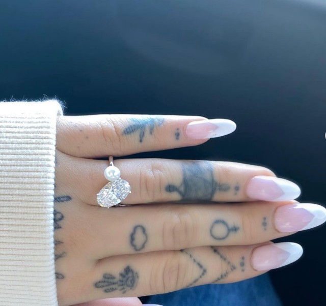 Ariana Grande férjhez megy! Instagramon jelentette be, hogy egy hatalmas gyűrűvel eljegyezték
