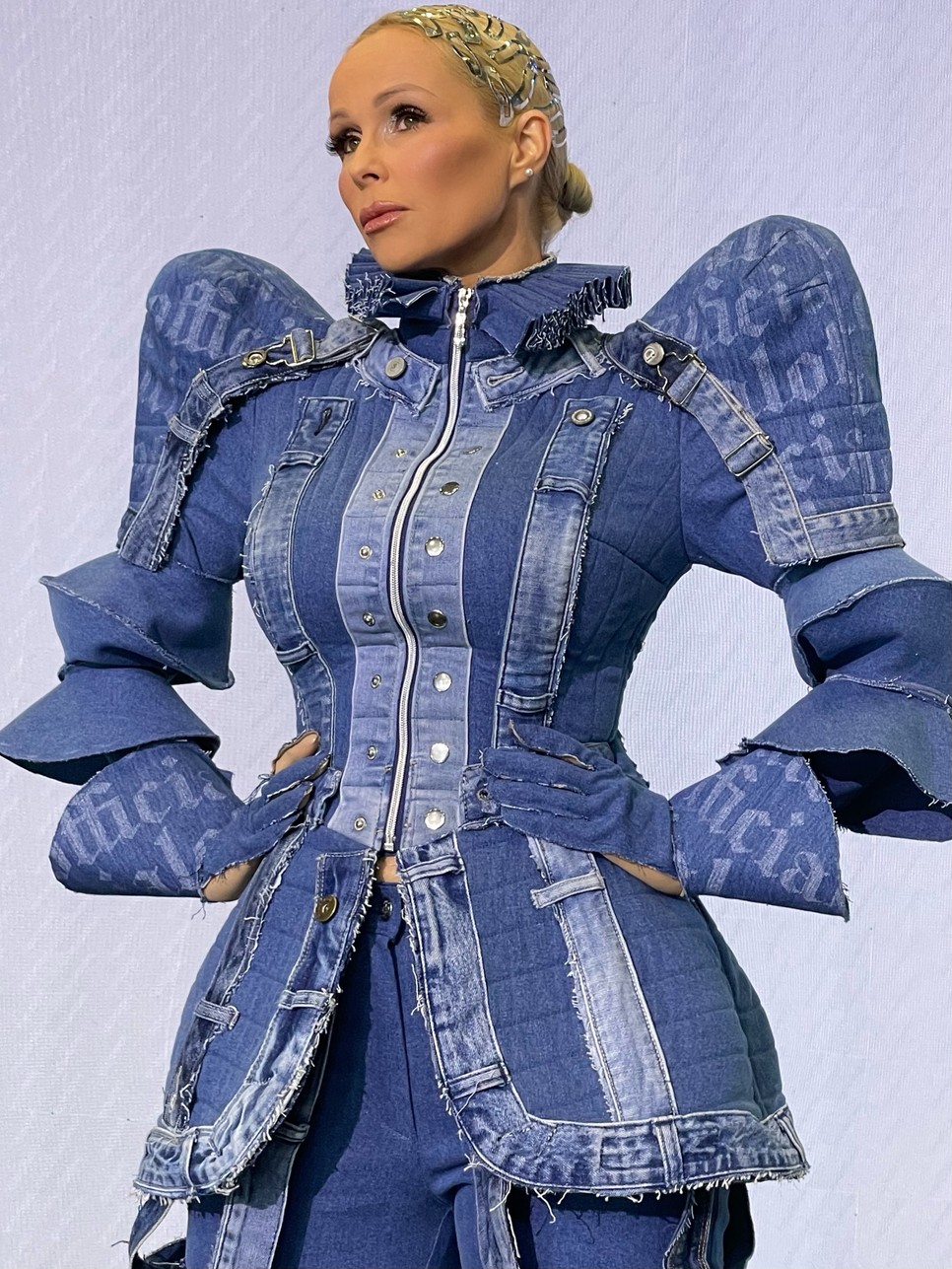 Köllő Babett a Sztárban sztár leszek! műsorban, Kiss Márk által tervezett öltözékben