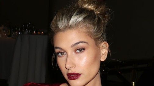 Rozéarany hajszín: elképesztően menő a modell új frizurája