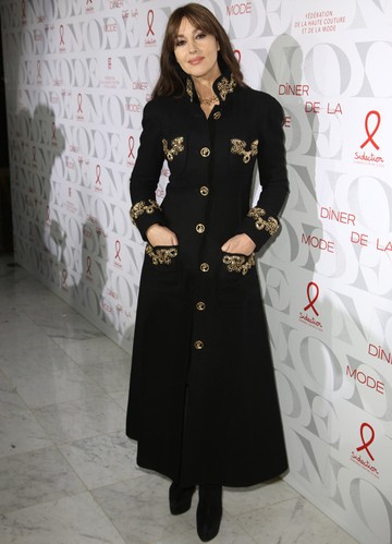 Monica Belluccinak úgy tűnik, bérelt helye lesz a legjobb sztárszetteket bemutató heti összefoglalóban, egy francia filmes rendezvényen viselt gyönyörű aranysujtásos Chanel kabátruhája pompás darab