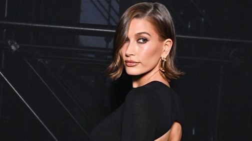 Hailey Bieber álomszép kismama, gyönyörű fotón mutatta meg gömbölyödő pocakját