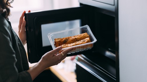 5 dolog, amit tilos a mikróba tenni, különben felrobban