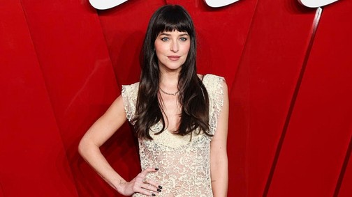 Dakota Johnson ismét bizonyította, hogy ő a meztelenruhák királynője, sokat mutató, csupa csipkében érkezett a vörös szőnyegre