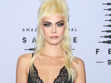 Cara Delevingne időutazott: 80-as évek inspirálta frizurával lépett a kifutóra