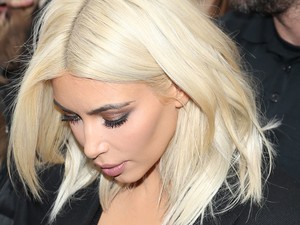 Mi van? Kim Kardashian melleit ragasztószalaggal formálja, és meg is mutatja!