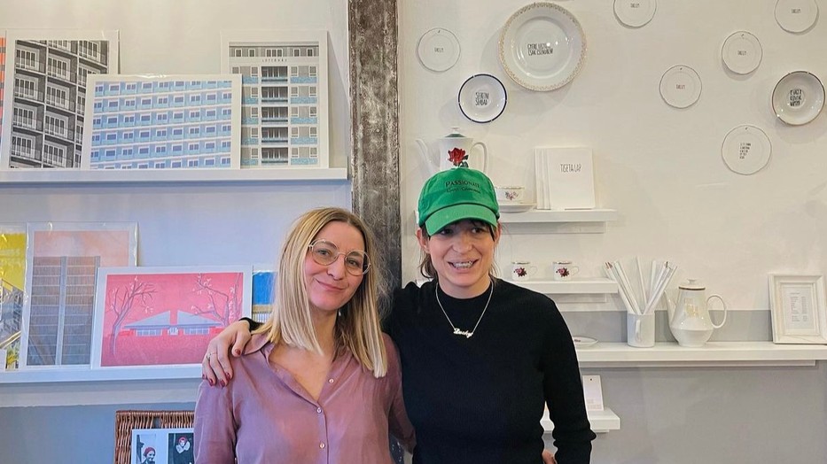 A Nos alapítói: Katona Évi és Hitka Viki művészek