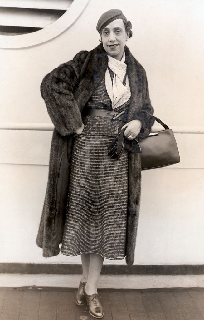 Az 1930-as éveket meghatározó olasz származású tervező, Elsa Schiaparelli a divatot a 20. század egyik legnagyobb művészeti mozgalma, a szürrealizmus részéve tette. A Hollywoodi kreációk mellett tervezett sportos ruhákat is, hiszen a háborús időszak alatt nem minden a csillogásról szólt. 