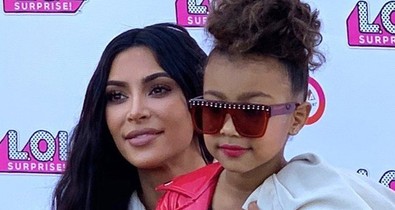 Nagyon édes: Kim Kardashian 5 éves kislánya először a kifutón