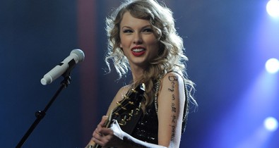 Félév után egy Taylor Swift dalból kellett megtudnunk Blake Lively és Ryan Reynolds harmadik gyerekének nevét