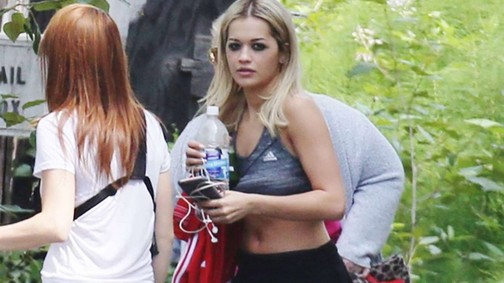 Simán elmennél az utcán a smink nélkül flangáló Rita Ora mellett!