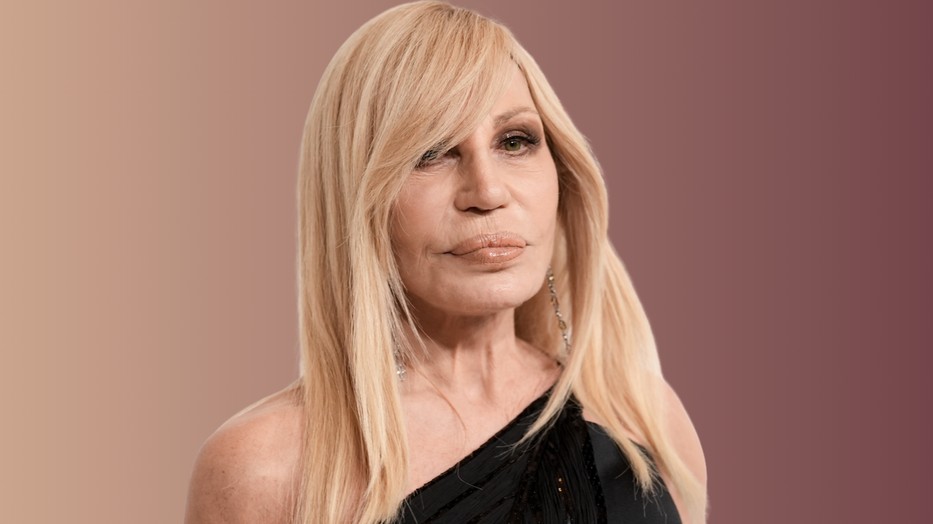 Donatella Versace csodásan festett vörös miniruhájában