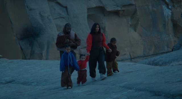 Kanye West új klipjében Kim Kardashian és közös gyermekeik is szereplnek