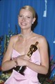 1999 - Az 1999-es Oscar-gálán Gwyneth Paltrow aranytrófeájával és Harry Winston gyémánt ékszereivel tért haza. Paltrow egy vattacukor-rózsaszín Ralph Lauren ruhában lépett a vörös szőnyegre, megjelenését pedig egy 40 karátos Harry Winston Diamond Princess nyaklánccal és hozzáillő gyémánt fülbevalóval tett teljessé. Miután a Szerelmes Shakespeare-ben nyújtott alakításáért elnyerte a legjobb színésznőnek járó Oscar-díjat, apja, Bruce Paltrow úgy döntött, hogy megvásárolja a nyakláncot, az ékszerész pedig a 25 000 dolláros fülbevalót ingyen adta hozzá.
