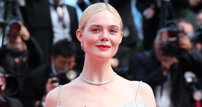 Elle Fanning mélyen kivágott pucérruhában uralja a vörös szőnyeget, csak úgy árad belőle a meztelenség