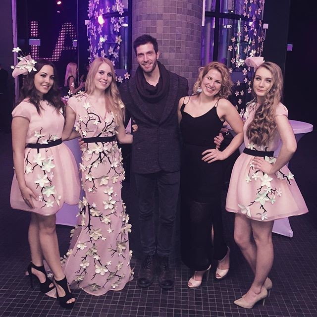 Hoszteszeink Mero x Edinas Paper Couture ruhákban és CCC cipőben.