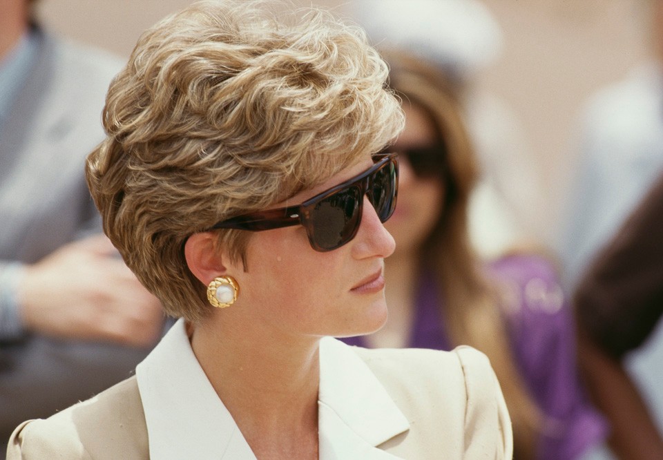  Diana hercegnő szettjének ikonikus kiegészítője a Chanel fülklipsz