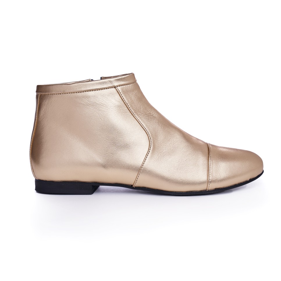 Magyarország első számú cipőtervezője, Vágó Réka, limitált karácsonyi termékeket mutat be