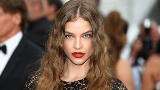 Palvin Barbara egyszerűen káprázatos új videójában, a szupermodell magabiztosságát tanítani kellene