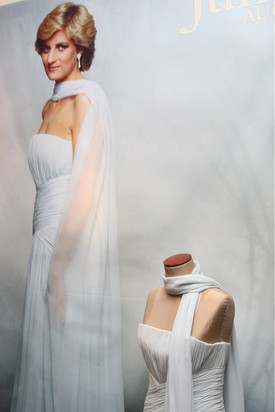 Azzal is tabut döntögetett, hogy igen gyakran viselt vállpánt nélküli ruhákat, szerette a vállát megmutatni. Ez a Catherine Walker ruha tökéletesen megeleníti, milyen is volt igazából Diana: finom, magabiztos, nőies.