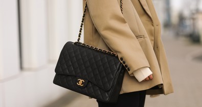 Sokkal drágábbak lettek a Chanel-táskák. De mi az oka?