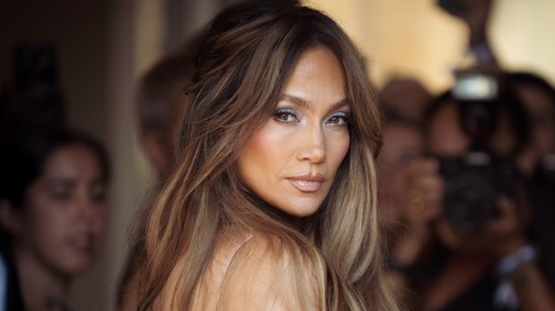 Jennifer Lopez meztelenruhája a merészség és az elegancia tökéletes találkozása