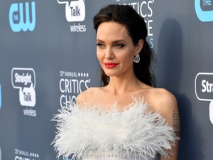 Angelina Jolie összejött egy 21 évvel fiatalabb hírességgel?