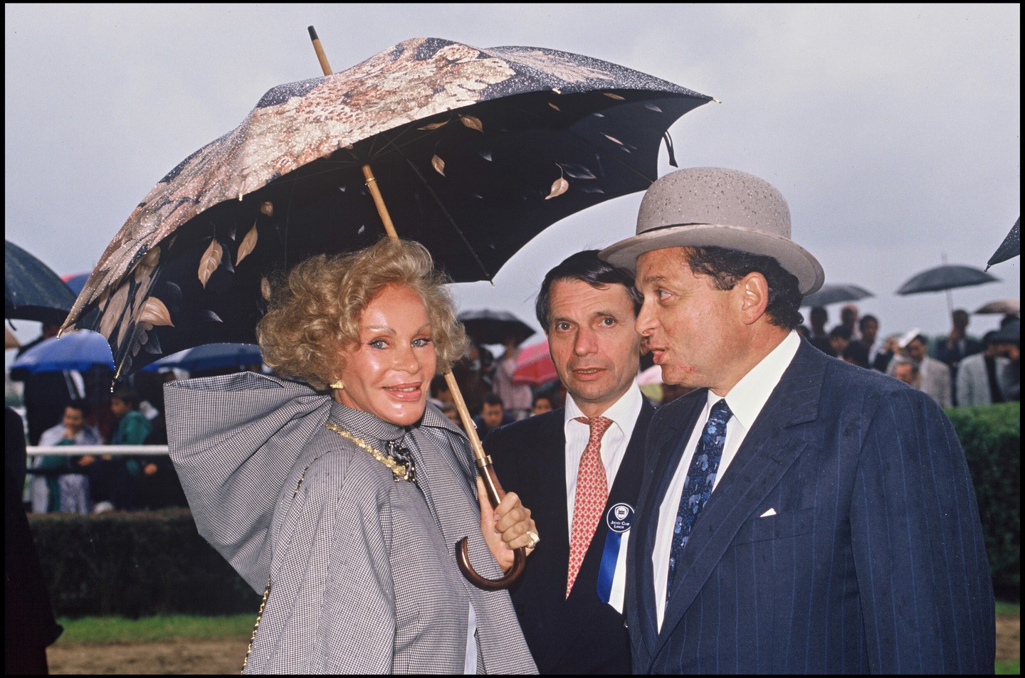 Jocelyne Wildenstein és Alec Wildenstein a Jockey Club Díjon, a chantilly-i lóversenypályán, feltételezhetően a 80-as években