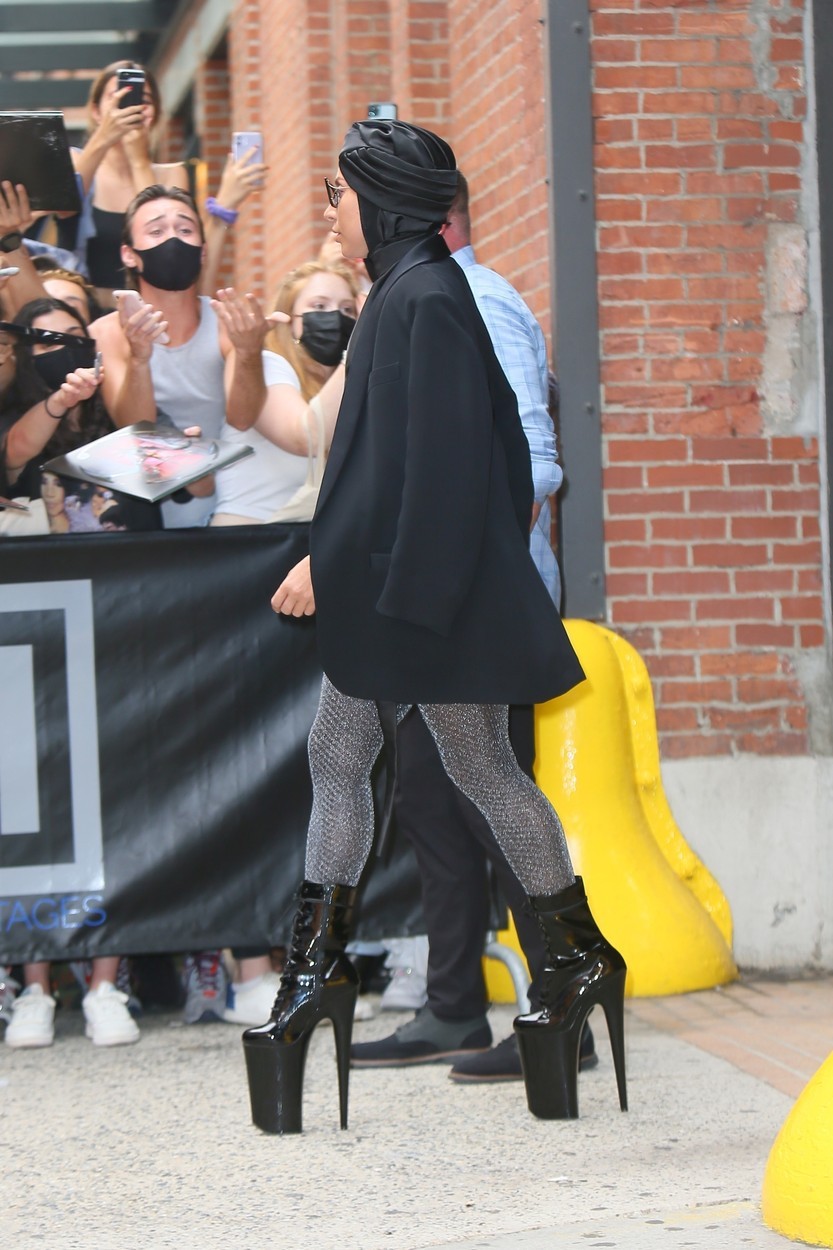 Már attól hanyatt esel, ha csak ránézel Lady Gaga holdjáró cipőjére