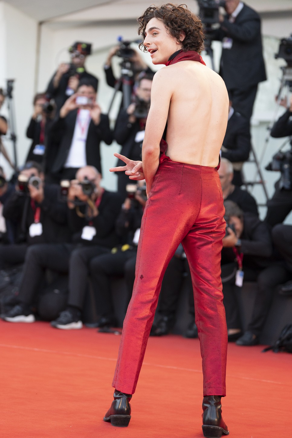 Timothée Chalamet megérkezett Velencébe, és az internet felrobbant a szexi szettjétől