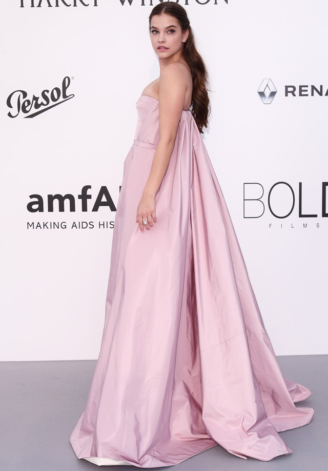 Palvin Barbara cannes-i Prada ruhája