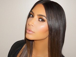 Kim Kardashian egy teljesen random tini fiút jelölget be a fotóin