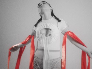 Divat, mozdulatok és a zene harmóniája: Fabian-Kis Juhász ruhái és Csinszka dala tökéletes egységet alkot