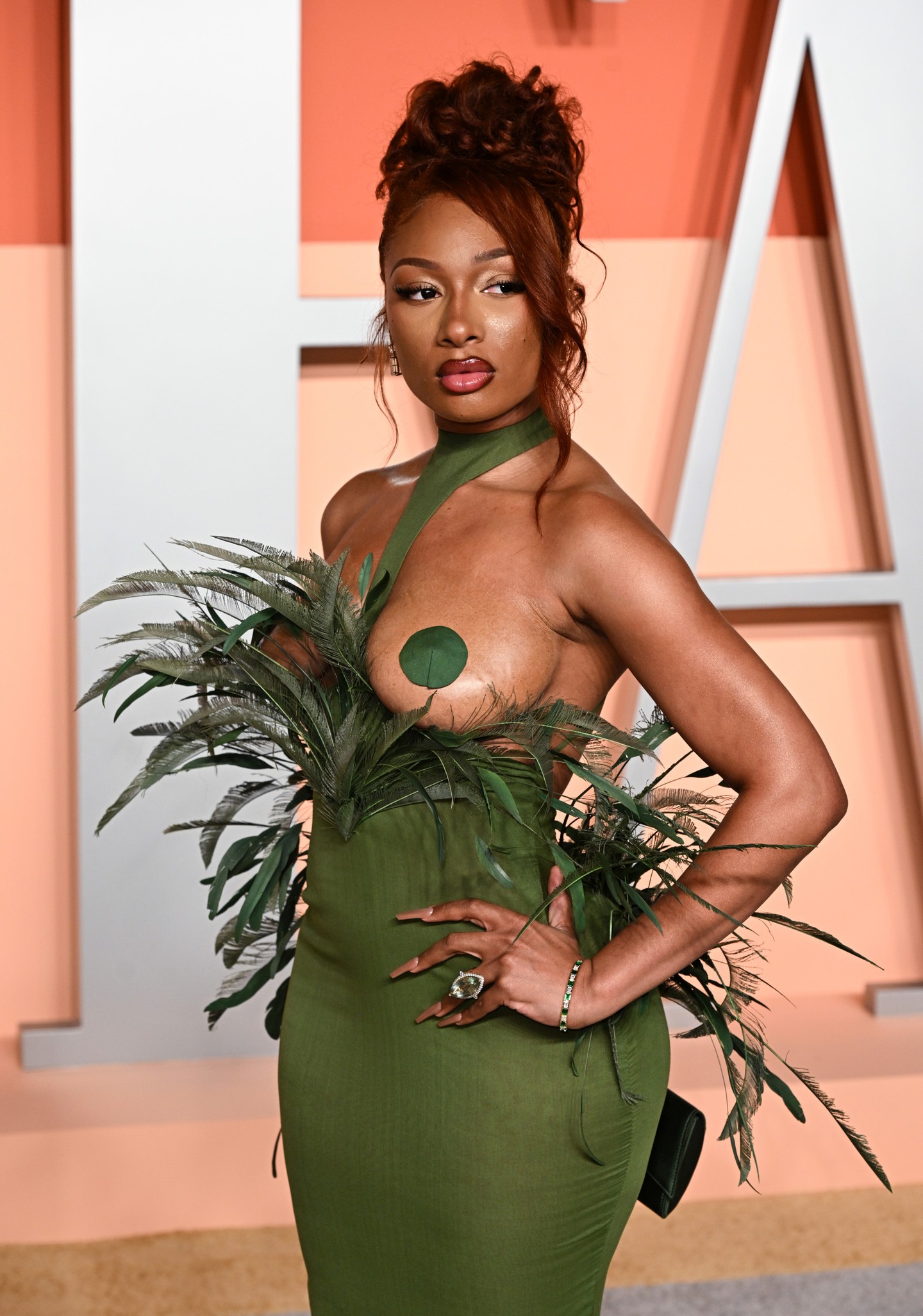 Megan Thee Stallion tavaly egy merész, smaragdzöld, tollakkal díszített Julian Mendez Couture ruhát öltött magára / Fotó: Northfoto