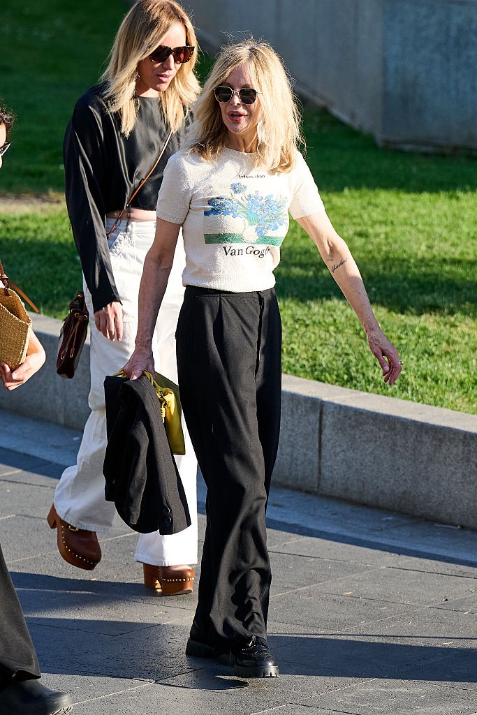 Meg Ryant idén májusban Madridban kapták lencsevégre. A színésznő bár kevesebb filmben játszik, más területeken nagyon is aktív: legutóbb együttműködött a „Kings View” nevű szervezettel egy mentális egészség témájú szegmensben, az Empowered with Meg Ryan című műsor keretében.