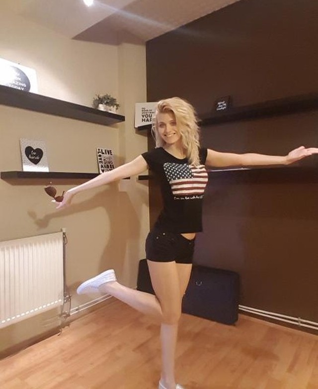 Kyra is tudja, hogy a feketével nem lehet mellényúlni!