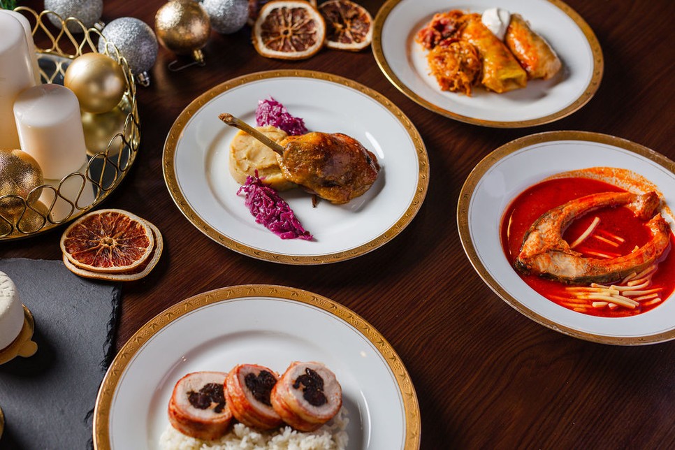 Ünnepi fogások egy asztalon – fine dining elegancia és klasszikus karácsonyi ízek találkozása a nyugodt, közös pillanatokért.