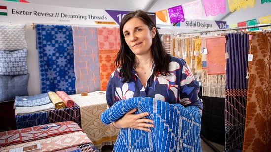 A textilművész, aki mintázatokban gondolkodik: Révész Eszter a Dreaming Threads megálmodója