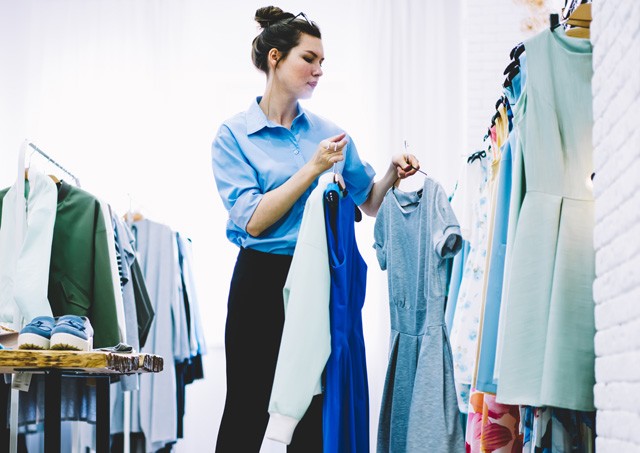 Botránykönyv leplezi le a francia divatvilágot: Chanel cipő van, fizetés nincs