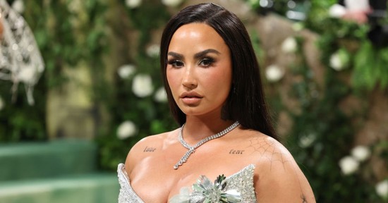Demi Lovato férjhez ment, Vivienne Westwood menyasszonyi ruhája az egyik legkülönlegesebb, amit valaha láttunk