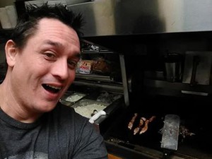 Berúgott, aztán az alvó személyzet mellett kaját csinált magának a gyorsétteremben, és szerencsére végigszelfizte