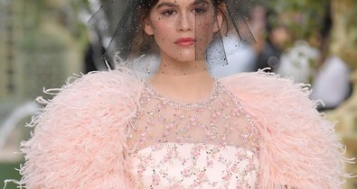 Kaia Gerber virágos habcsókként vonult a Chanel kifutóján!