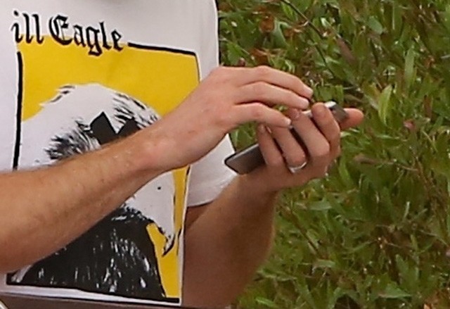 Liam Hemsworth karikagyűrűvel