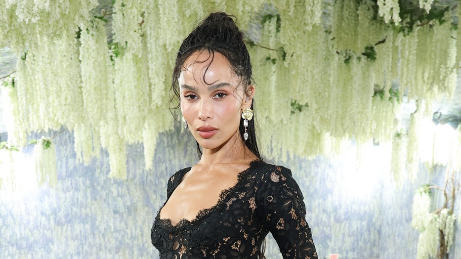 NYITÓ Zoë Kravitz egy csodálatos meztelenruha zsebébe rejtette el eljegyzési gyűrűjét a Met-gálán