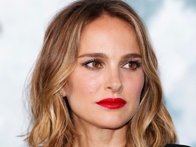Natalie Portman köldökig kivágott ruhában lépett a vörös szőnyegre