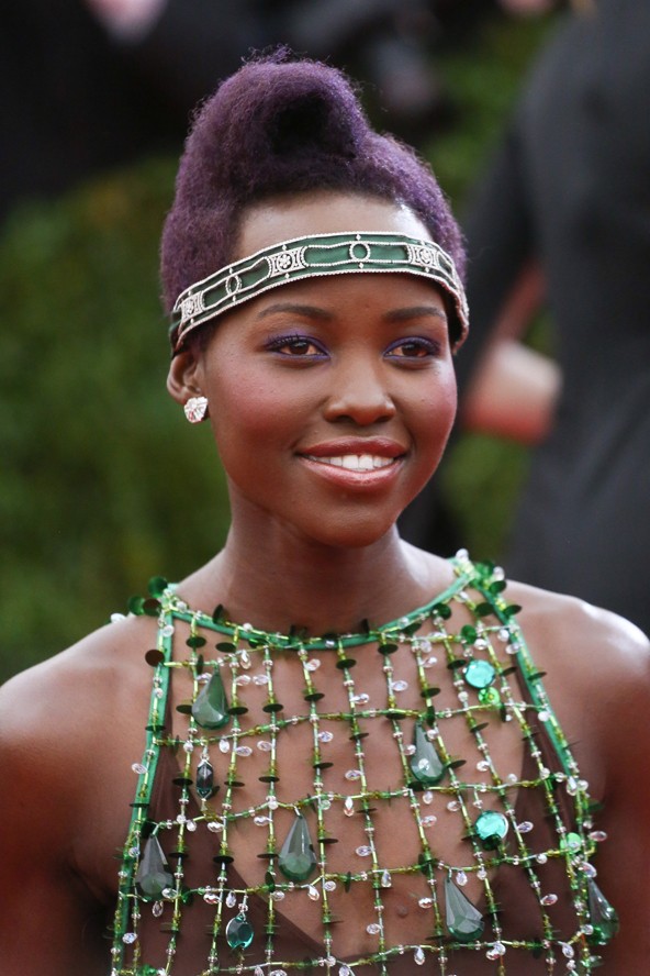 Lupita Nyong`o a legizgalmasabb  és egyben legfurább szettben mutatkozott, és ebből nem hiányozhatott a lila haj és a fejpánt.