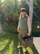 Sportcipő nyakkendővel, kockás inggel és svájci sapkával? Igen! Haaland bátran keveri a stílusokat az outfitjeiben. 