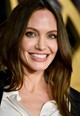 Angelina Jolie 2021-ben ragyogó mosolyával ajándékozott meg minket, ezzel is azt bizonyítva, hogy kívül-belül örök fiatal 