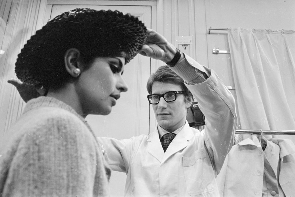 Yves Saint Laurent már a saját párizsi divatházában