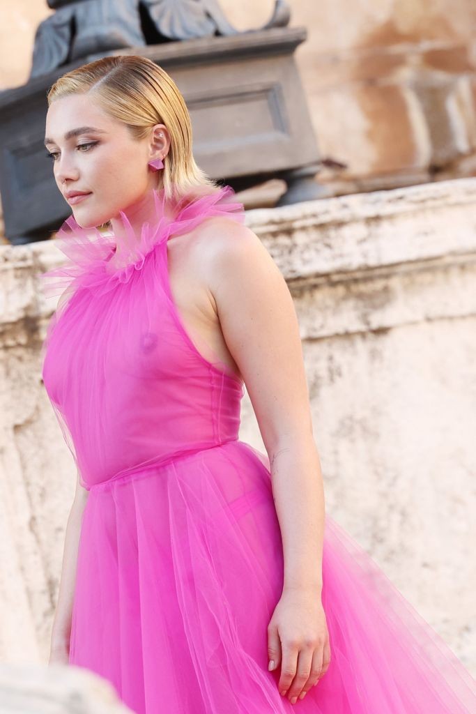 Florence Pugh pink Valentinóban hirdeti: a ő teste, az ő szabályai